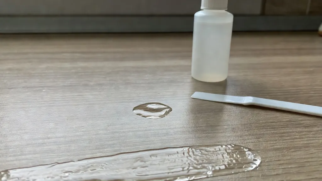Jak usunąć super glue z blatu